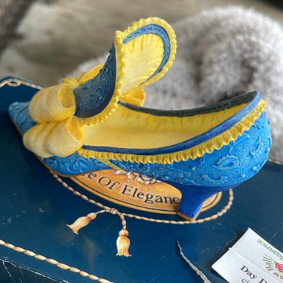 Willow Hall Age of Elegance Shoe Collection Day Dreamer hand made  hand painted - Picture 3 of 13